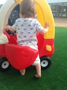 baby W loved his car in Victoria Playa!